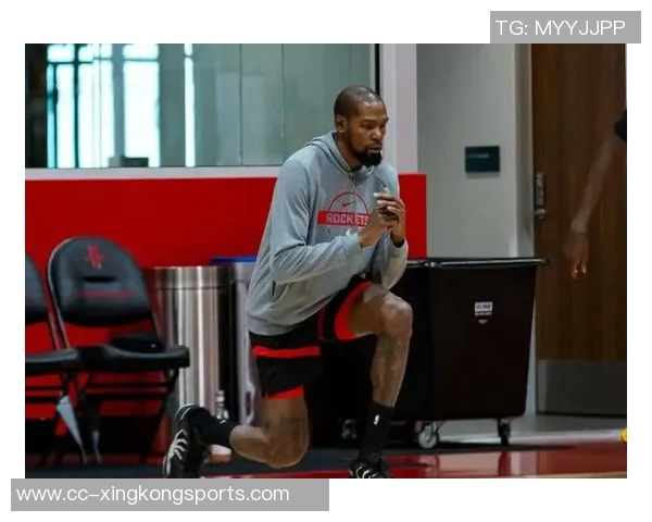 火箭队训练日常曝光杜兰特单打技艺提升申京专注低位技术磨练