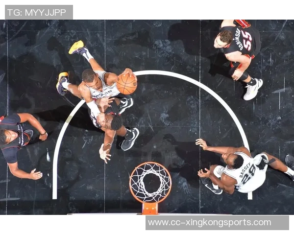 文班亚马半场表现起伏6分2板2帽5助攻却伴随4次失误