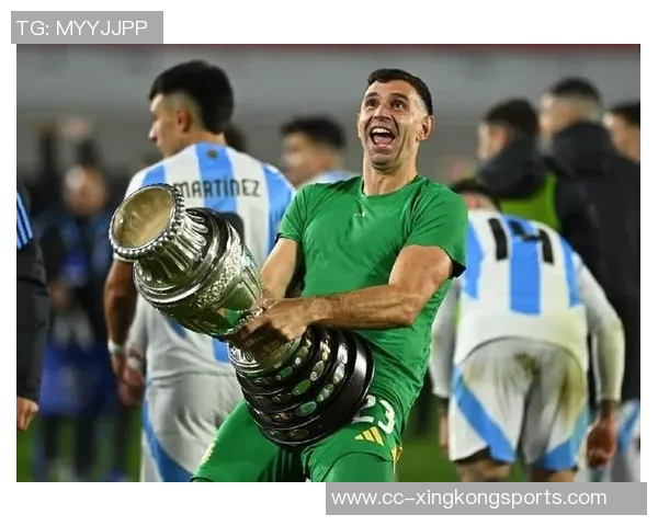 意媒报道肇事门将马丁内斯正在接受检查情绪仍然震惊不已