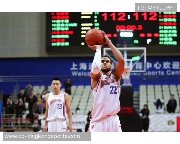 麦卡半场被调侃能否进三个球最终尝试未能成功引发队友欢笑