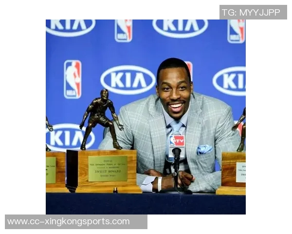 霍华德晒与佩林卡合照及39号球衣照为湖人加油展现归队决心